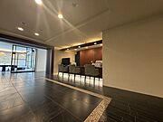 【共用部】モダンで高級感のある共用スペース。ダイニングサロン・ゲストルーム・コンシェルジュサービスなど、共用施設が充実しています。