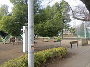 【上水南公園】徒歩1分。住宅街にありながら、のびのびと遊べる広々とした公園。丸太渡りや壁登り、すべり台など、お子様の成長に合わせてチャレンジできる遊具が設置されています。