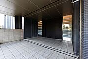 【エントランス】24時間有人管理を採用しており、防犯面にも配慮したマンションです。周辺環境と併せて、お気軽にご見学ください。