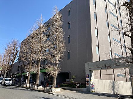 【コープみらいコープ東伏見店】徒歩10分(約790m)。駐車場が51台分あり、まとめ買いや雨の日のお買い物に便利です。HP上で、デジタルチラシを確認することができます。【営業時間】9:00~23:00