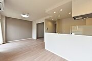 【LDK/約14.3帖】家具配置のアレンジがしやすい横長レイアウトのLDK。キッチンカウンター前にダイニングテーブルを設置すると、配膳や片づけがスムーズに進みます。