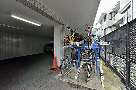 【駐輪場】スペースを有効活用できる、2段ラック式の駐輪場。転倒防止にも効果的です。空き状況や使用料についてはお気軽にお問い合わせください。