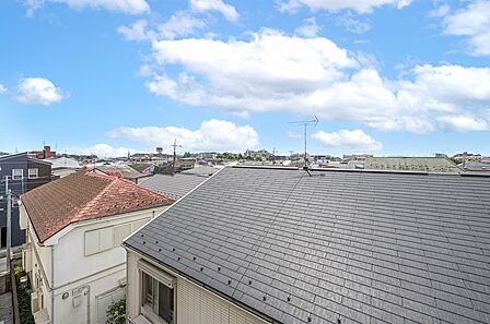 【住戸からの眺望】視界を遮るものが無く、開放感のある眺めが広がっています。家事や仕事の合間にバルコニーに出れば、気分をリフレッシュできそうです。