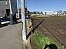 外観：【現地土地写真】ご家族の夢が広がる「建築条件なし」売土地です。幅広いプランでご検討できます。のびのびと、ゆとりある暮らしが叶います。