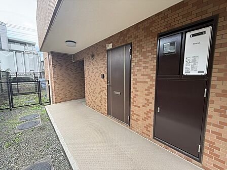 【玄関】1階部分の住戸です。買い物帰りなど、重い荷物を持っている際も移動がスムーズです。