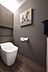 トイレ：【トイレ】お手入れがしやすいシンプルな形状のトイレです。年間を通じて快適にご使用いただける、温水洗浄便座付き。壁面に設置されているリモコンで、洗浄の強さ・位置などを調整いただけます。