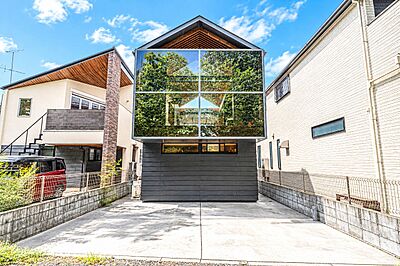 外観:【外観写真】ブラックを基調としたスタイリッシュな外観デザイン。印象的な三角屋根がアクセントとなり、シンプルながらも存在感のある洗練された佇まいです。 外観:【外観写真】ブラックを基調としたスタイリッシュな外観デザイン。印象的な三角屋根がアクセントとなり、シンプルながらも存在感のある洗練された佇まいです。