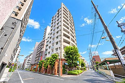 外観:【グランプレオ武蔵野】JR中央線「三鷹」駅まで徒歩2分。駅に近く、通勤・通学やお出かけの際に嬉しい立地。総戸数121戸の大規模マンションです。 外観:【グランプレオ武蔵野】JR中央線「三鷹」駅まで徒歩2分。駅に近く、通勤・通学やお出かけの際に嬉しい立地。総戸数121戸の大規模マンションです。