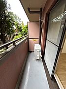 【バルコニー】北西向きバルコニーです。プライバシーを確保しやすい腰壁タイプの手すりが備わっています。リラックスして、お過ごしいただけます。