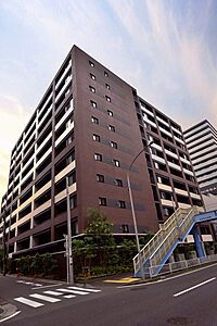 外観：2018年竣工。複数路線利用可能で、通勤通学しやすい住環境。