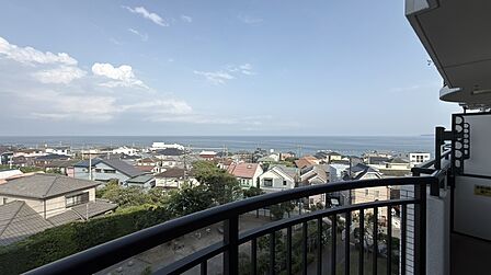 バルコニーからのオーシャンビューが魅力の住まい。季節や時間帯ごとに表情を変える海景が、日々の暮らしに穏やかな彩りを添えてくれそうです。