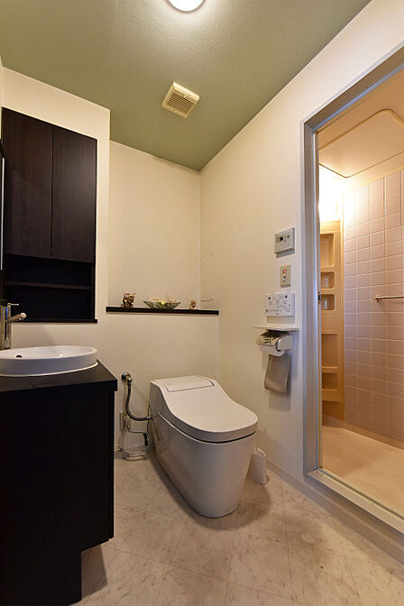【トイレ】約11.4帖の洋室からアクセスできるトイレです。トイレからシャワールームにつながります。