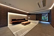【ロビー】上品で落ち着いた雰囲気のホテルライクなロビー。ご家族やゲストを温かく出迎えてくれます。