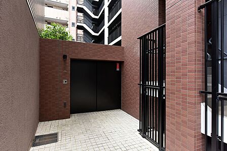 【駐輪場入口】敷地内駐輪場の入口です。使用料金は月額250円~400円。※最新の空き状況はご確認ください。
