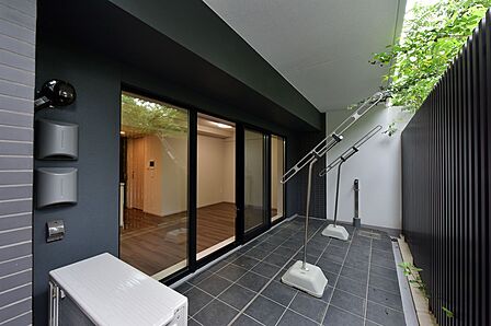 【テラス】LDKと繋がるテラス。広さは12.76?です。屋根付きのため、洗濯物が雨に濡れにくく、外出時の突然の雨も慌てずに済みそうです。
