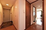 玄関から室内が見えにくい設計。廊下に収納があるのも嬉しいポイントです！