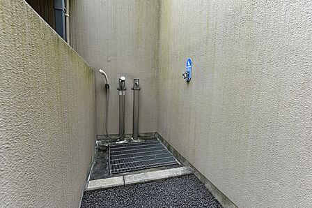 【共用部】敷地内にペット用の足洗い場が設けられています。お散歩帰りに汚れを落とせるため、室内や共用廊下を清潔に保ちやすい設備です。