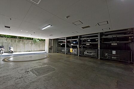 【駐車場】無償で使用できる、専用使用権付き駐車場が設けられています(車種制限あり)。詳しくはお気軽にお問い合わせくださいませ。