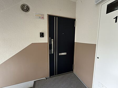【玄関】玄関扉はドアスコープ付きです。来客の際は、顔を確認してから対応することができます。ダブルロックが採用されています。