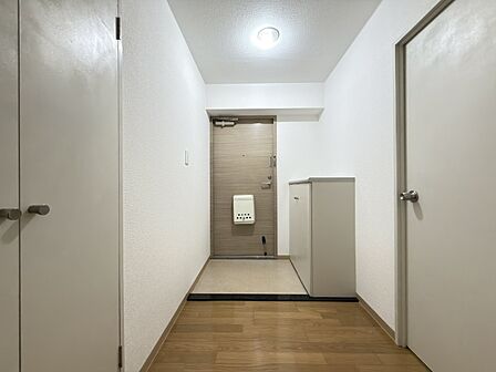 【玄関】土間と玄関の間は、段差が少ない設計です。玄関を上がってすぐのところに物入があるので、お出掛けに必要なものなどを収納しておけます。
