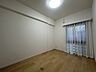 子供部屋：【洋室/約4.4帖】お子様部屋としてもおすすめの一室。成長に合わせて学習机やベッドを置いても良さそうです。収納が備えられているため、片付け習慣も身に付きます。
