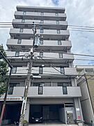 【外観写真】買物施設や総合病院まで徒歩5分圏内、小学校まで徒歩7分圏内と、暮らしやすいロケーションも魅力です。周辺環境と併せて、ぜひご検討ください。