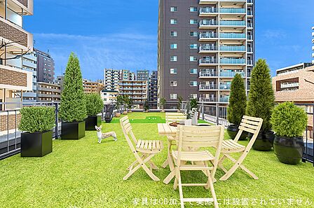66.02?とゆとりがある、開放感溢れるルーフバルコニー。※実際に撮影(2026年1月)したものにCG加工処理で家具等を配置したものです。家具等は販売価格に含まれせん。
