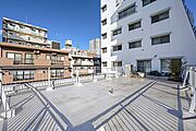【ルーフバルコニー】地上10階建の4階部分に位置します。暖かい陽光が差し込み、テーブルセットを置いてお茶や読書を楽しむなど、ライフスタイルに応じて有効活用できそうです。