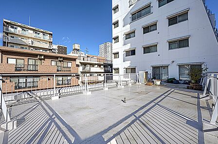 【ルーフバルコニー】地上10階建の4階部分に位置します。暖かい陽光が差し込み、テーブルセットを置いてお茶や読書を楽しむなど、ライフスタイルに応じて有効活用できそうです。