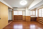 南向きにつき、1日を通じて陽光が差し込む明るい洋室。LDKに隣接しており、引き戸を開放して続き間としての利用もできます。※実際の室内写真（ 2026年1月撮影）をCG加工処理で作成した空室イメージです