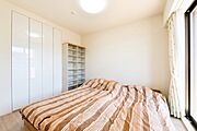 【洋室/約5.5帖】全居室に収納スペースがあり、居住空間を広く確保できます。※実際に撮影(2026年3月)したものに、CG加工処理で家具などを消し込みしております。