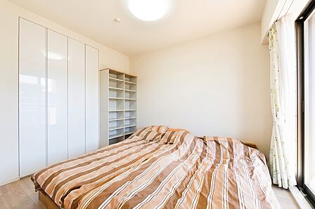 【洋室/約5.5帖】全居室に収納スペースがあり、居住空間を広く確保できます。※実際に撮影(2026年3月)したものに、CG加工処理で家具などを消し込みしております。
