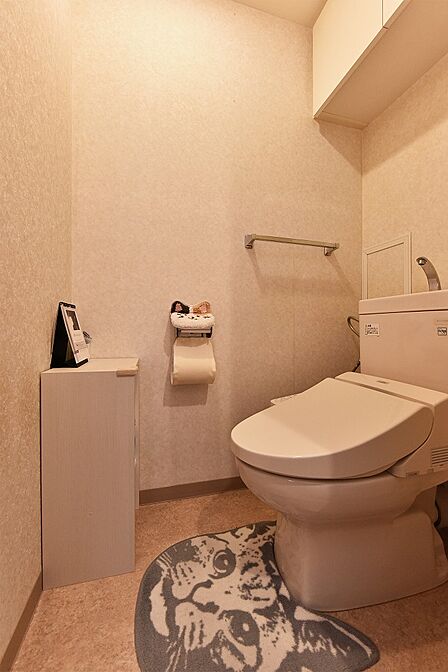 【トイレ】温水洗浄便座付きのトイレです。寒い時期でも温かな便座で快適に使うことができます。上部に収納があり、トイレットペーパーや掃除用具などを保管できます。