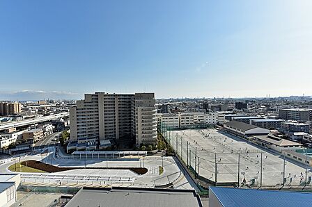 【南側バルコニーからの眺望】14階部分という高層階ならではの景色が広がります。晴天時には気持ちのよい青空を楽しめそうです。※眺望は将来に渡って保証するものではありません。