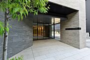 【エントランス】幼保施設が徒歩5分圏内、小学校まで徒歩8分。スーパーやコンビニなどの買い物施設も身近で、幅広い年代層におすすめのロケーションです。