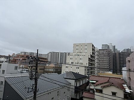 【住戸からの眺望】現状、視界を遮る大きな建物はなく、開放的な空間です。※眺望は将来に渡って保証するものではありません。