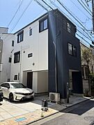 【現地外観】ツートンカラーでスタイリッシュな外観。前面道路は北西側、幅員約4.0mです。ビルトインガレージが1台分設けられています(車種制限有)。