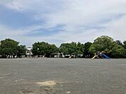 【渡田新町公園】徒歩5分(約360m)。噴水池、児童遊戯広場、ゲートボール広場などの施設が有ります。ペットとのお散歩や、お子様の遊び場としても気軽に行ける距離です。