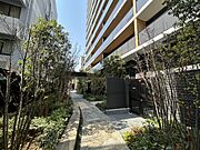 【エントランス前通路】首都高速道路をはじめ、主要幹線道路が身近にあり、お車でのアクセスもしやすいロケーション。