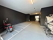 【バイク置き場】バイク置き場は防犯性の高い敷地内に設けられています。室内ですので、雨風の影響を受けずに駐車することができます。