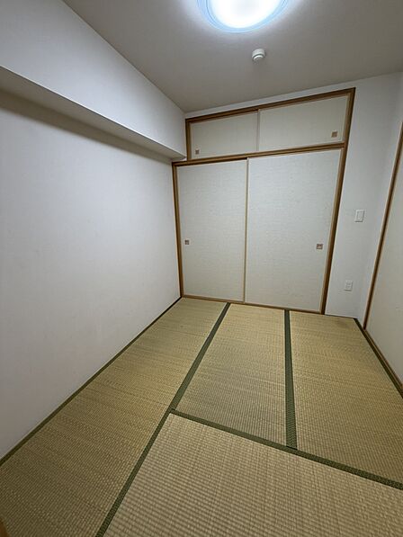 【和室/約4.5帖】リビングに面した和室は、お子様の遊びスペースや来客用など、多目的に使用できます。押し入れ付きで寝具や季節物の収納にも便利です。