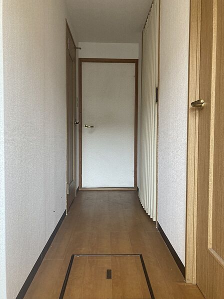 【廊下】廊下からトイレや洗面所へアクセス可能。外出前後の手洗いや身支度がしやすい、生活動線に配慮されたレイアウトです。