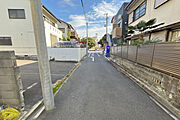 物件の南側前面道路（西側から）［2025年12月11日撮影］