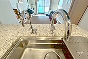 MEISUI浄水器とタッチレス水栓ナビッシュを採用。吐水口先端のセンサーに手をかざすだけで楽々操作。手を触れずに済むので水栓回りを汚すことはありません。