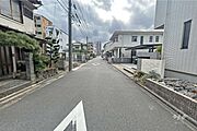 物件の北西側前面道路（北東側から）［2026年1月30日撮影］