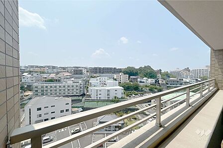 バルコニーからの眺め(南東方向)。11階部分南向きにつき日当良好。夜は夜景も楽しめます。