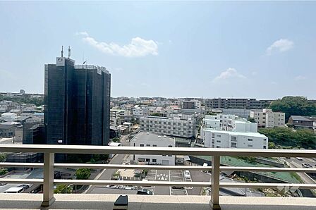 バルコニーからの眺め(南方向)。周囲は自然豊かな環境で、ゆったりとした暮らしにピッタリです。