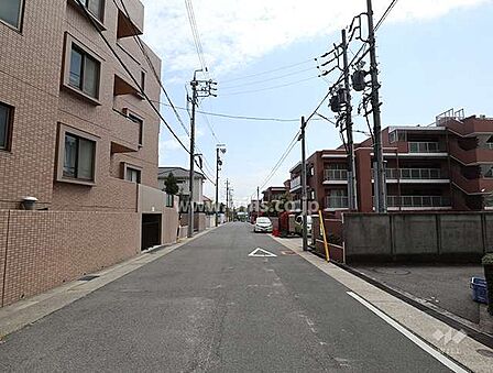 物件の東側前面道路（北側から）