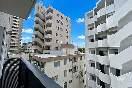 バルコニーからの眺め（北東方向）。周囲は閑静な住環境です。日当たり良好で解放感があります。