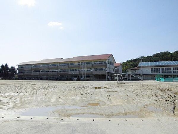 画像4:足利市立坂西中学校(947m)